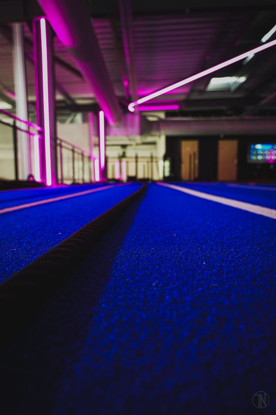 La piste de course bleue du club, sous les néons